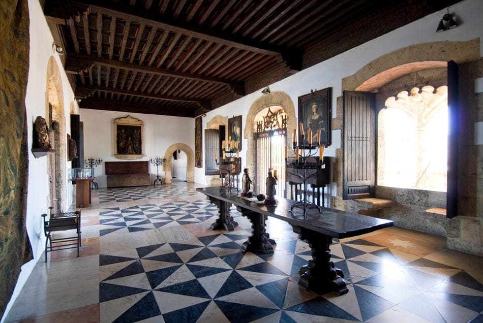 Interior del Alcázar de Colón Santo Domingo – salón con suelo de mosaico y muebles coloniales del siglo XVI