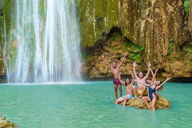 Cascada El Limón Samaná – turistas bañándose en la poza de agua turquesa bajo la cascada de 52 metros