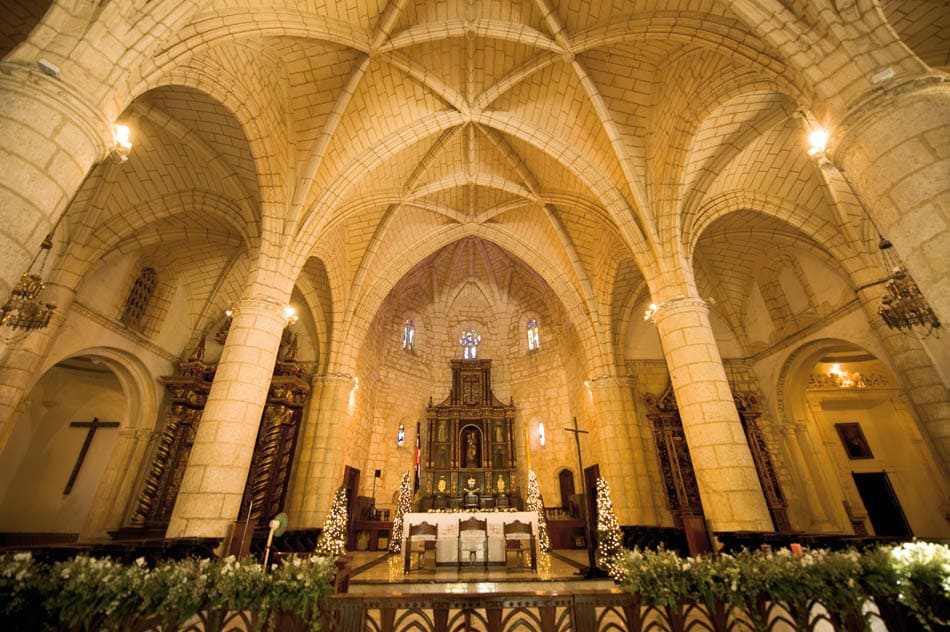 Catedral Primada de América Santo Domingo – interior con bóvedas góticas de piedra coralina, la más antigua del continente