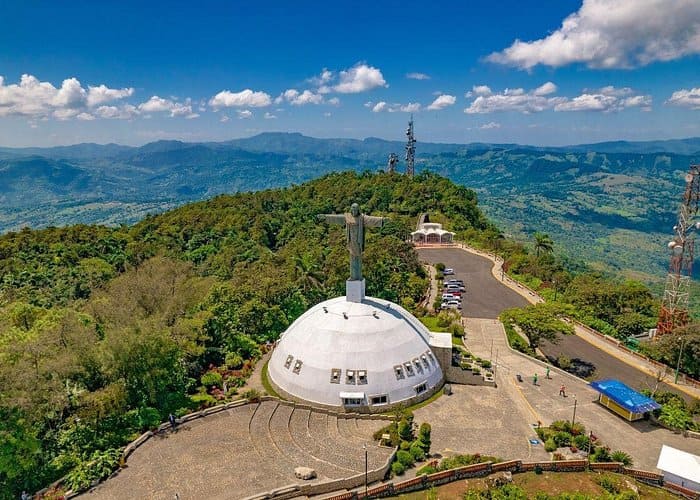 Monte Isabel de Torres Puerto Plata – vista aérea del Cristo Redentor y jardines en la cima de la montaña