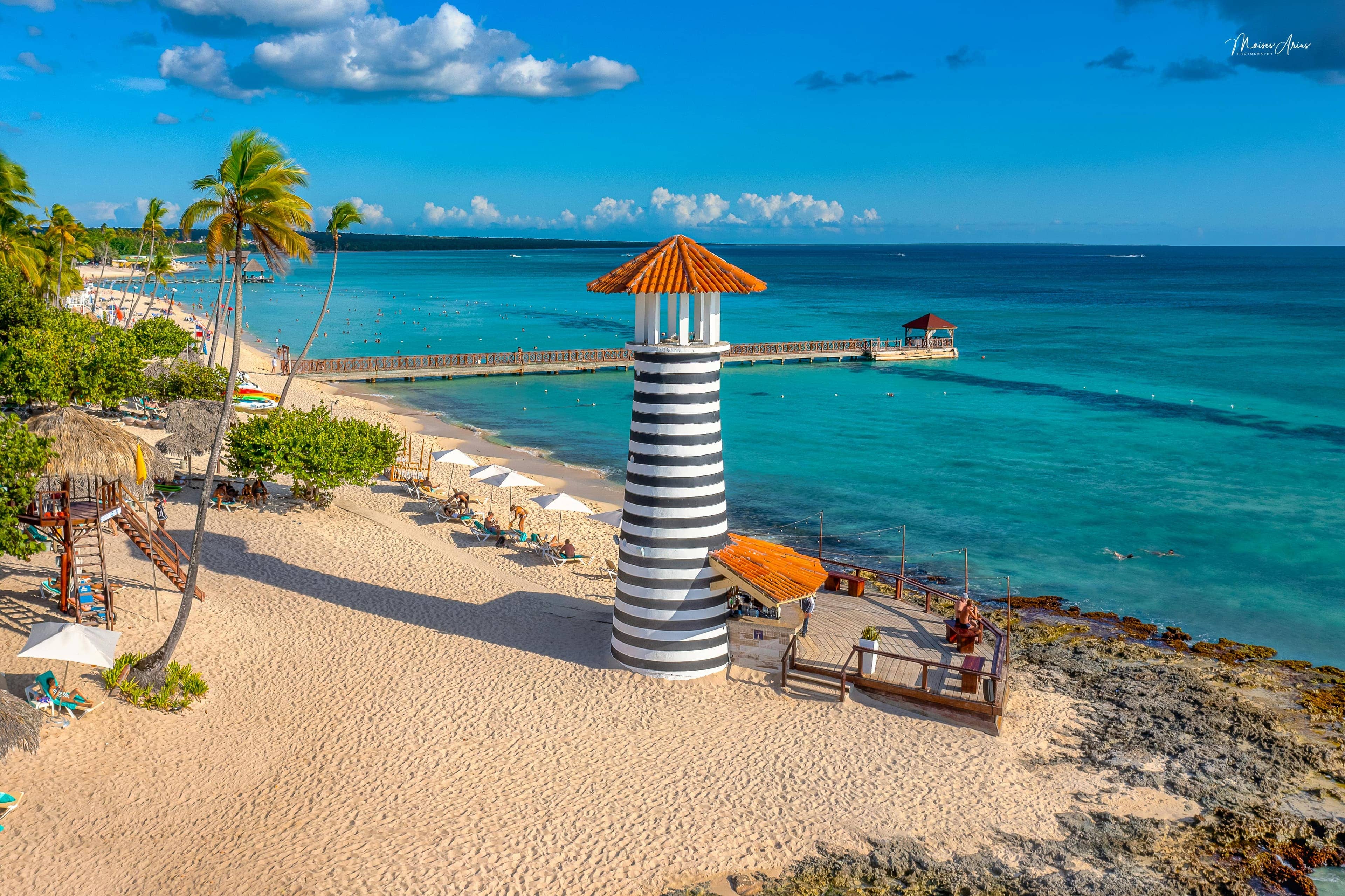 Playa Dominicus Bayahibe – faro blanco y negro con agua turquesa y playa de arena en República Dominicana