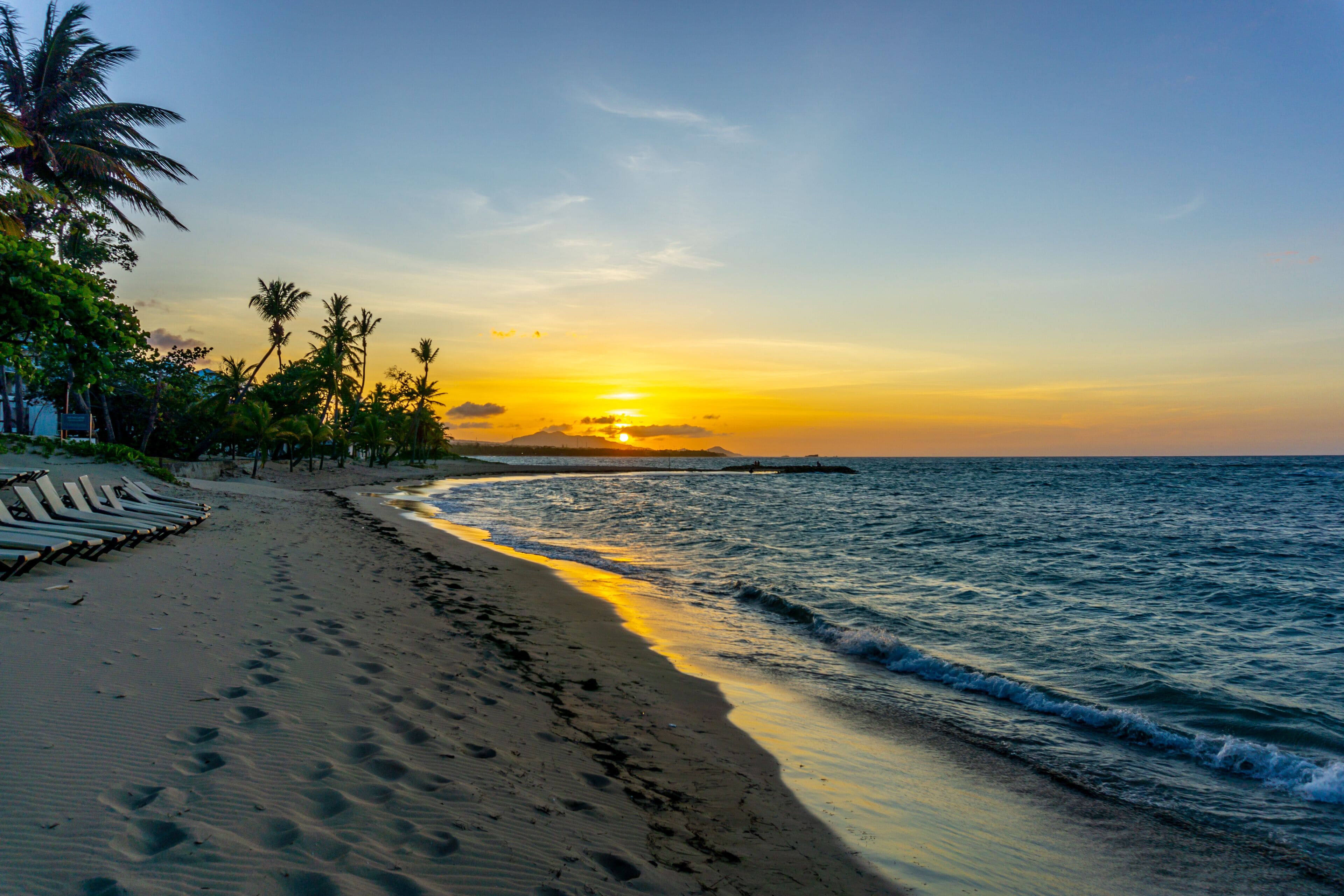 Puerto Plata atardecer en la playa – costa norte de República Dominicana con palmeras y mar Atlántico