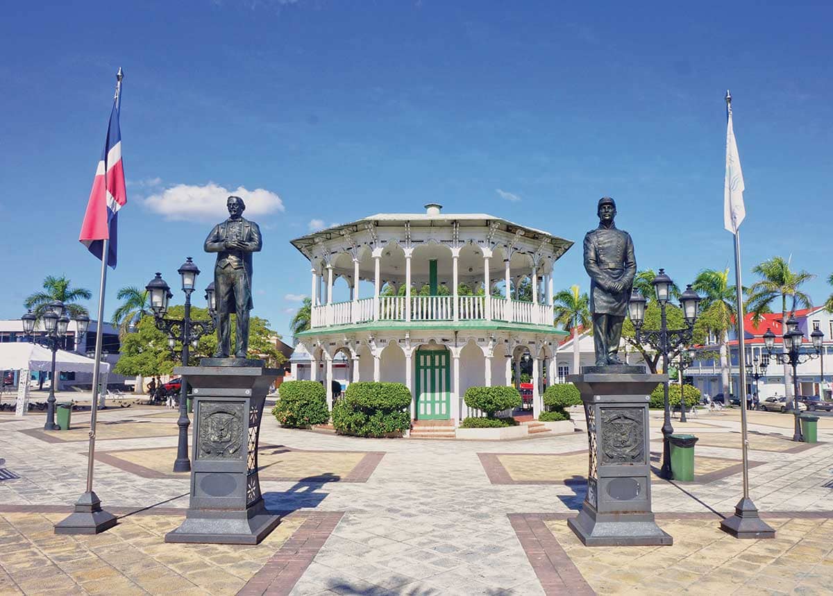 Puerto Plata centro histórico Parque Central – quiosco victoriano colonial con banderas dominicanas