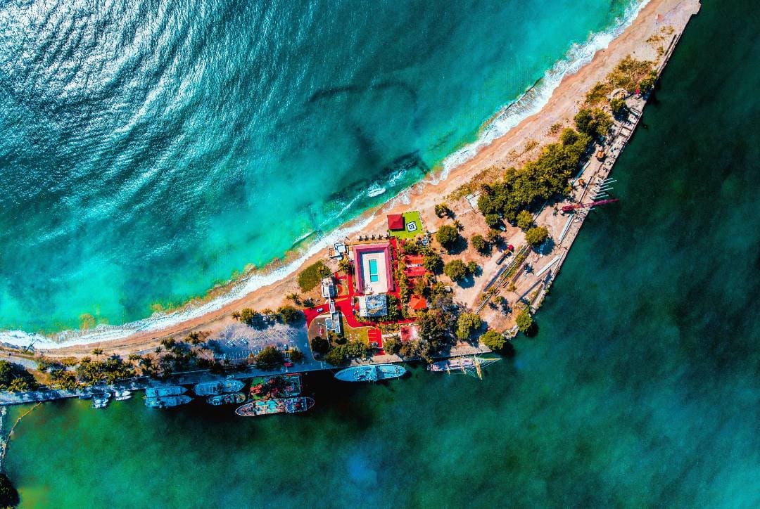 Punta Cana playa temporada seca – mejor época para visitar República Dominicana con agua turquesa y botes