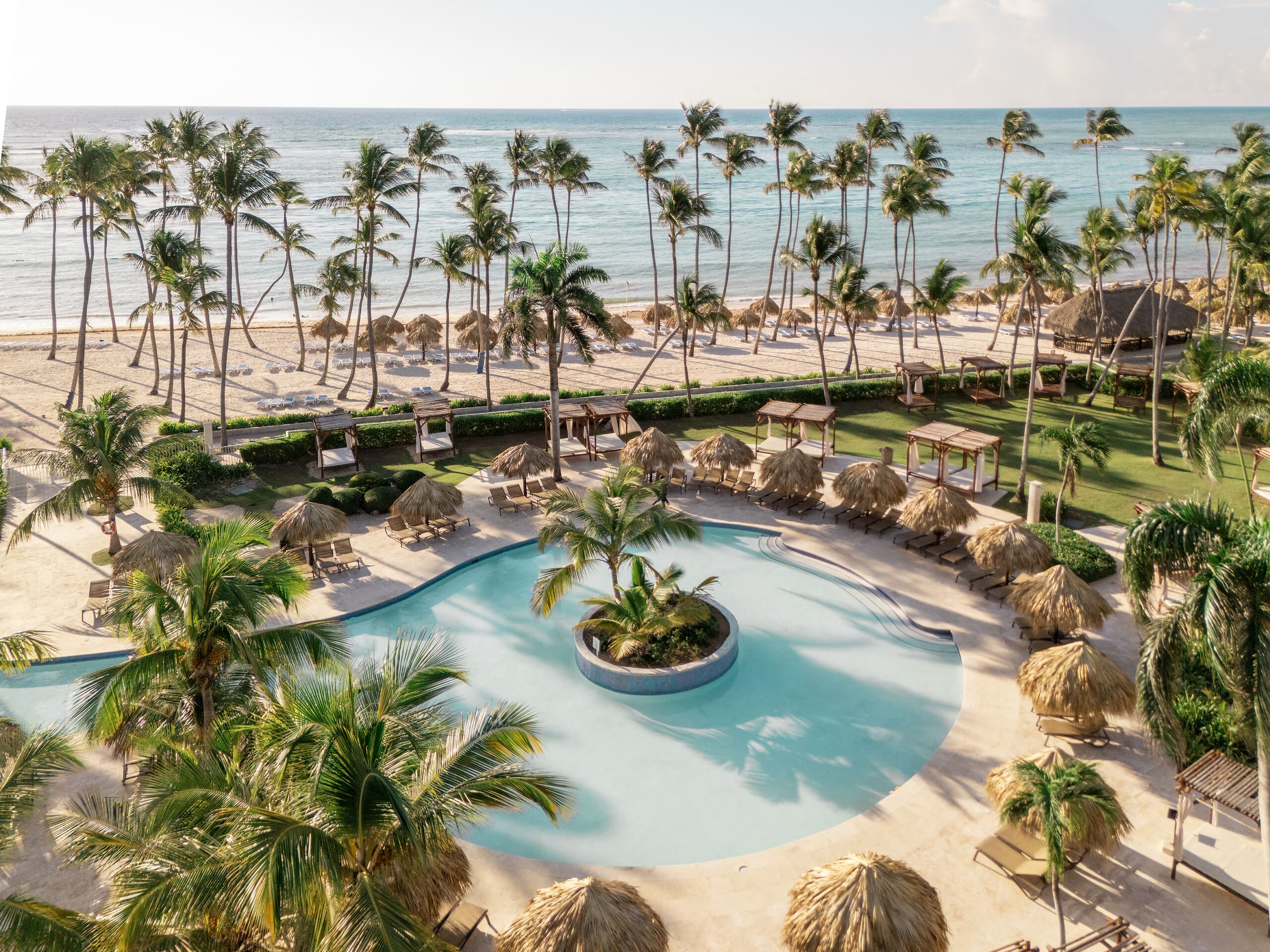 Punta Cana resort playa con palmeras y piscina – punto de partida del road trip por República Dominicana